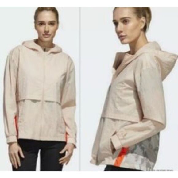 St. John silky beige sleeveless top. Size M - Picture 5 of 5